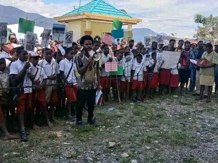 Demo Guru Dan Murid Titigi Intan Jaya